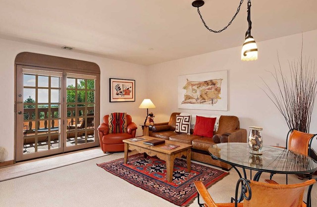Santa Fe Penthouse Escape: Golf Course, Pool, Hot Tub & Mountain Views Await!