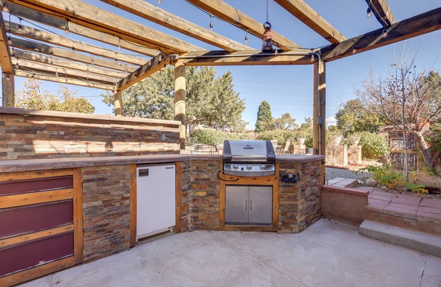 Santa Fe Sanctuary: Fireplace & Outdoor Kitchen!