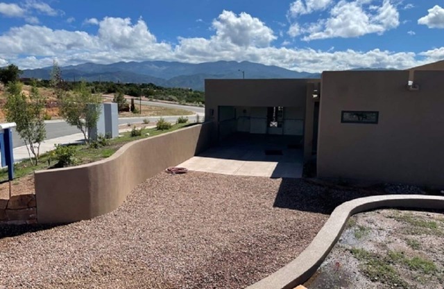 Santa Fe -Sandia Mountains and City Views - Minutes from Downtown- Large Hot Tub