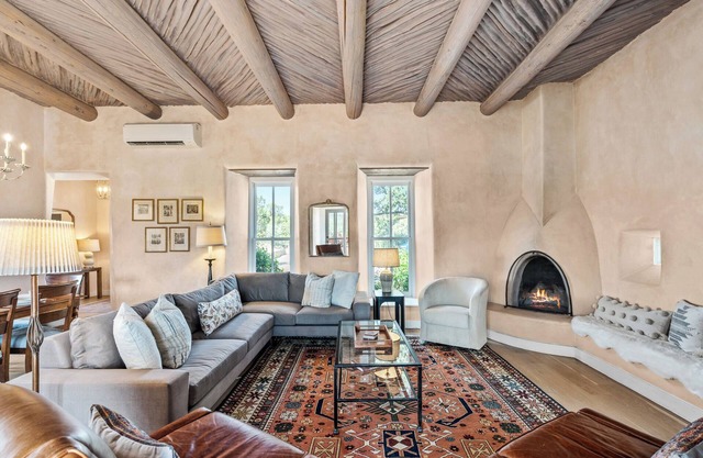 Santa Fe Santuario - Perfect Views, Kiva Fireplace