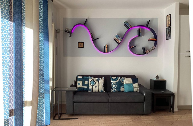 Kleine Wohnung mit Whirlpool-Badewanne