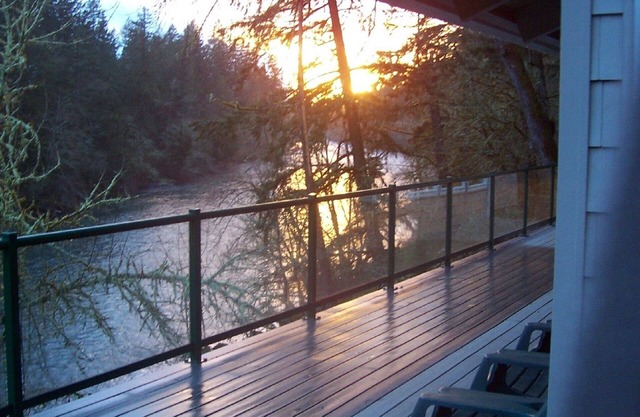"Santiam RiverHaus" "Ein privates Riverfront Ferienhaus in der Nähe von Salem Oregon"