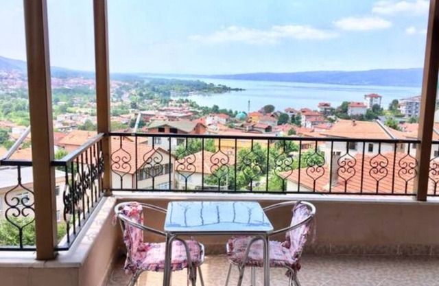 SAPANCA ALBAR KONAKLAMA 18 KİŞİLİK GÖL MANZARALI-BARBEKÜ VE ŞÖMİNE