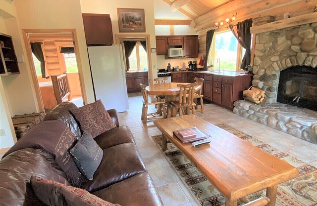 Sapphire Cabin ist ein luxuriöses, handgefertigtes Blockhaus am Rye Creek in der Nähe von Darby, MT