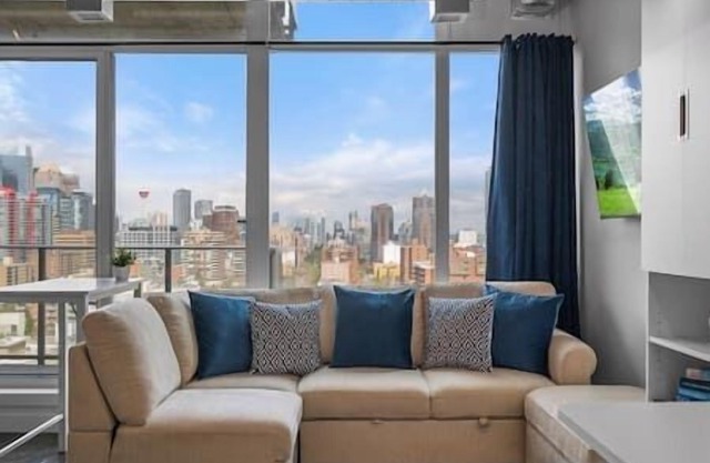 "Sapphire" Calgary Tower Views | Bright Studio| AC