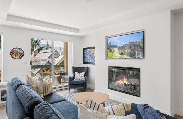 ❄︎Sapphire Retreat❄︎ | 2.5 BR Ski out & Hot Tub | Luxury Family Townhome