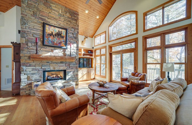 Sapphire Vacation Rental < 1 Mi to Whisper Lake!