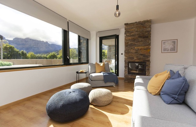 Saras Window by BeValle