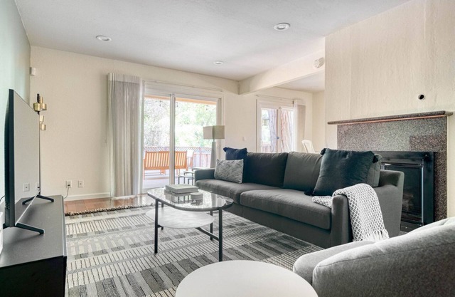 Saratoga 2BR w/ A/C, Patio & W/D, near Highways