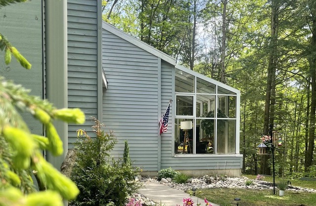 Saratoga Contemporary, in Natures Paradise 5 min to Downtown.