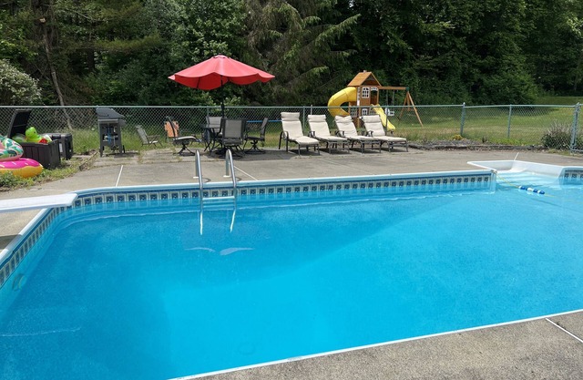 Saratoga Family Retreat: 15 minutes to racetrack with heated pool and 4 bedrooms