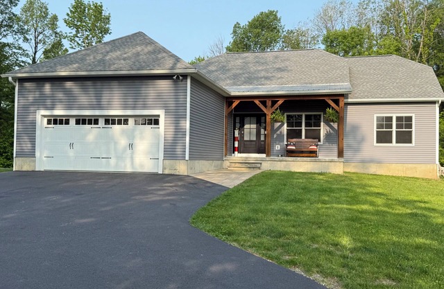 Saratoga Get Away Spacious 4 bedroom house in charming Ballston Spa w/ WiFi, AC