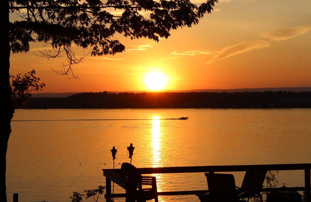 Saratoga Lake Life - Right on the LAKE with private Dock