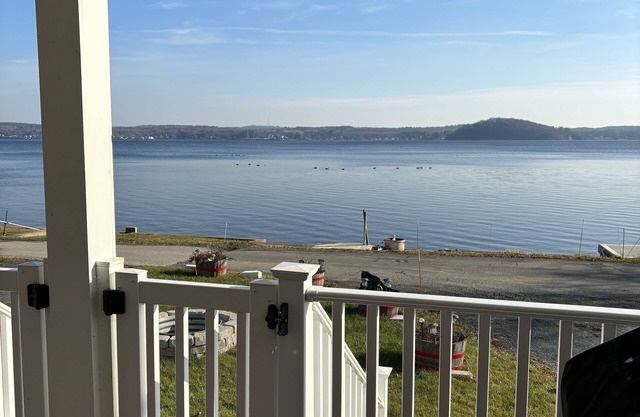 Saratoga Lakefront Two Family House 1st fl unit Belmont Travers 12 min to track