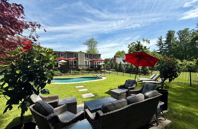 Saratoga Luxury home w/Heated Salt water Pool & Hot tub, 10 min from track!