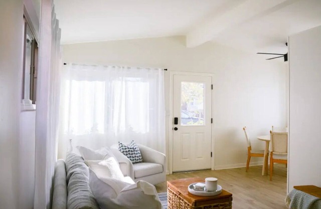 Saratoga Reef - 2 bedroom bungalow 4 blocks to the beach in Ocean Beach SD