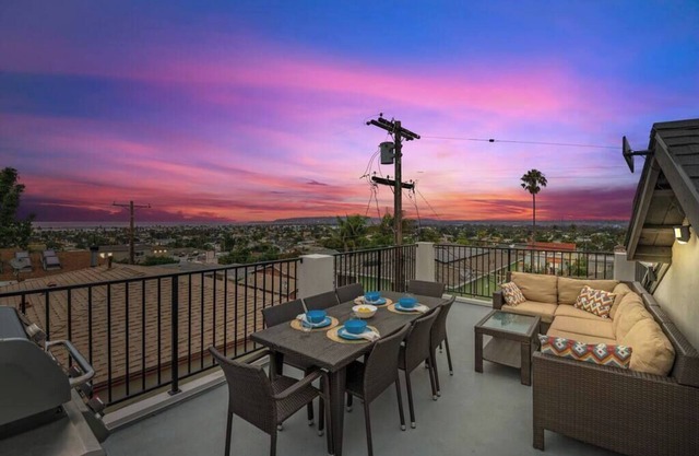 Saratoga Sunset, Rooftop Dining, 1 mile to Beach!