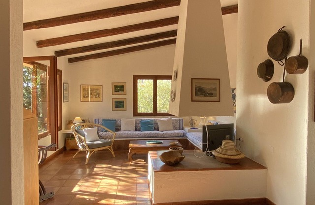 Sardinien: geräumige und helle Villa mit Garten ein paar Meter vom Meer entfernt