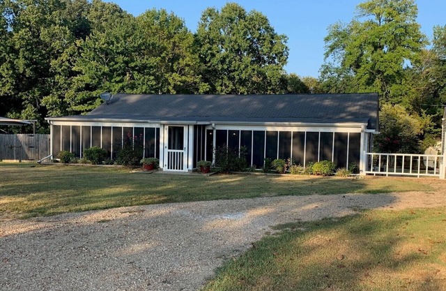 Sardis Lakefront Cabin