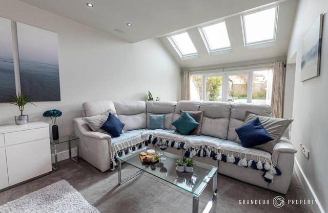 Sarnia Retreat by Grandeur Property