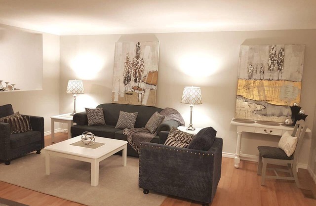 Sarnia's Central Six - BIG 6 BR/2 BA w/patio & BBQ