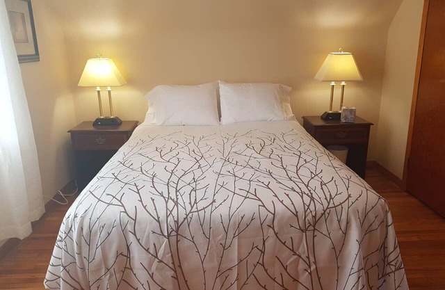 Sarnia's Man Cave - 3 BR/1 BA HOUSE - Pet friendly