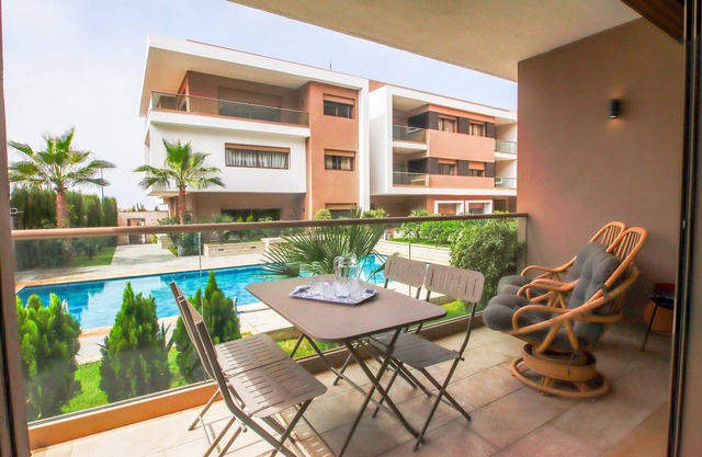 Sasha - Piscine - Luxe-Apartment-Deluxe-barrierefreies Badezimmer-Poolblick