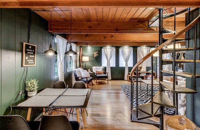 Sasquatch Cabins: Bigfoot