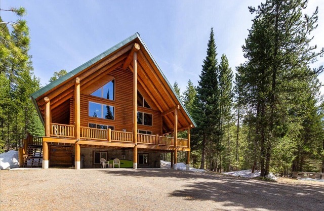 Sasquatch Summit,5B/-4Ba,Sleeps 12,BBQ,Firepit,WIFI,30m 2 YNP-Secluded