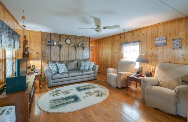 Satsuma Home with Fire Pit and Dunns Creek Access!