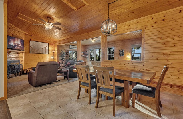 SAUK LAKE RETREAT - 5BR w/private dock & boat