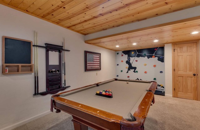 Sauna, Climbing Wall, EV Charger, Arcade, Pool Table, Spa – The Monarch