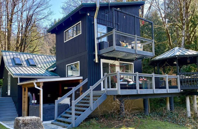 Recharge Chalet - Unplug...relax...recharge at the Riverfront. Sauna & Hot Tub