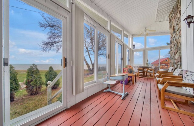 Sauna & Sun: Grandview Beachfront Haven!