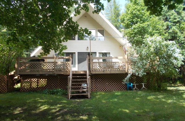 Savage Lake Lodge. Waterfront / Waterfalls 3BD / 2BA Für 12+ Personen