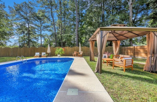 Savannah 5BR Pool, Jacuzzi, Firepit, Sports, Games