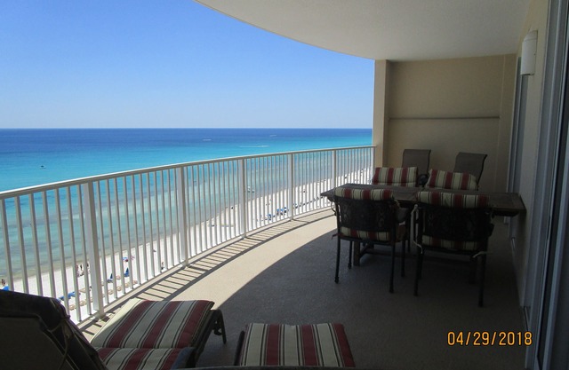 SAVE $$$ ~ WALK-IN SHOWER ~ RIESIGER BALKON ~ KOSTENLOSE Strandstühle ~ WIFI ~ King Bed Ocean View