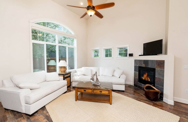 Monthly 1.5 Bedroom OFFICE Home, Cathedral Ceil, minutes to downtown