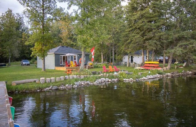 Savi By The River - Cozy & Affordable 1Br Cottage plus Bunkie w/ Watercraft, Deck, Firepit