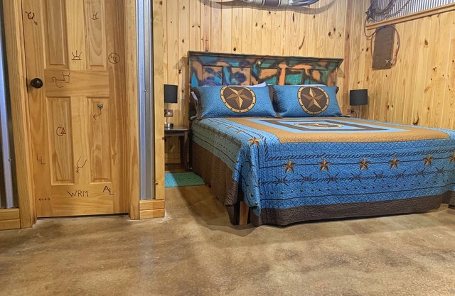 Saving the Longhorn Cabin near Wichita Mountains Medicine Park Cache, sleeps 2