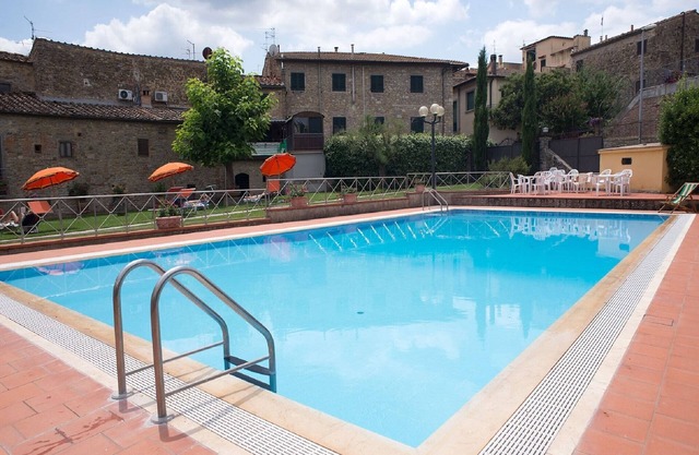 Apartment in San Donato in Poggio mit Gemeinschaftspool