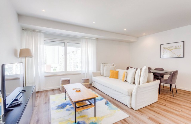 Savory White Apartment, Wifi, AC !new!