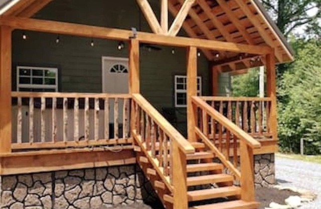 Sawmill Retreat located near Summersville Lake/ Gauley River with hot tub