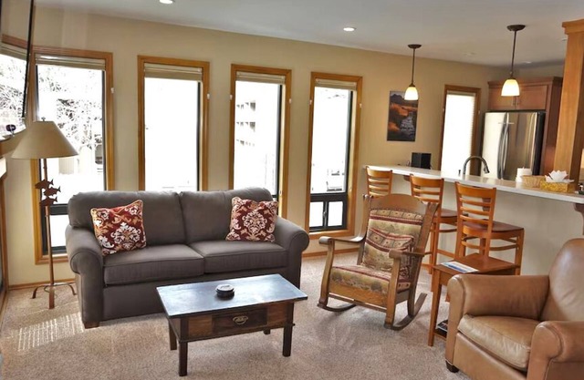 Remodel Warm Springs Condo mit Blick auf die Berge, Whirlpool und Klimaanlage.