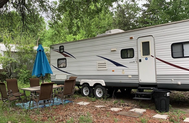 SAYKM GLAMPING, 2 bedroom RV less than 5 min to beach and boat ramp