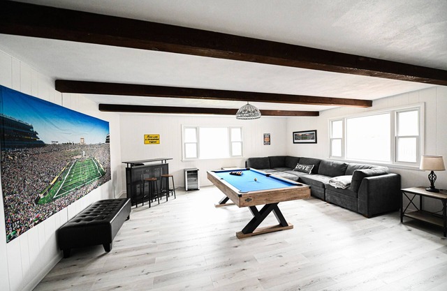SB Home w Fireplace minutes to Notre Dame. Sleeps 6
