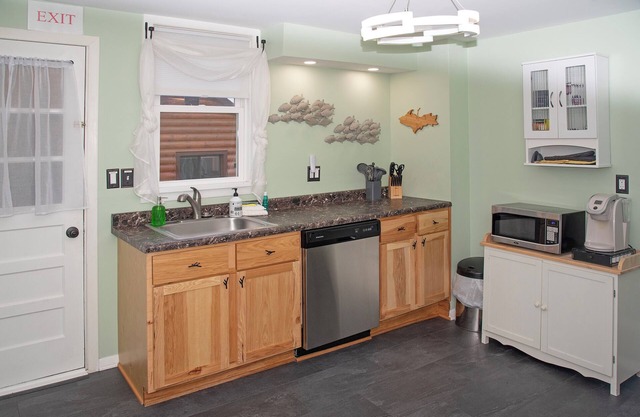 SB2-Cozy, Downtown Munising Apartment