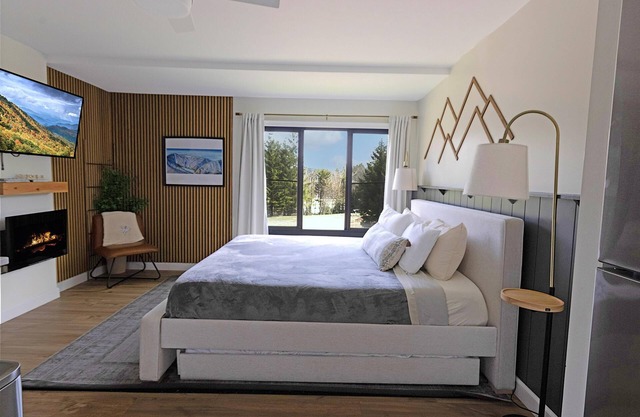 SC 1125: Romantic couples getaway in Silver Creek! Hot tub + King Bed!