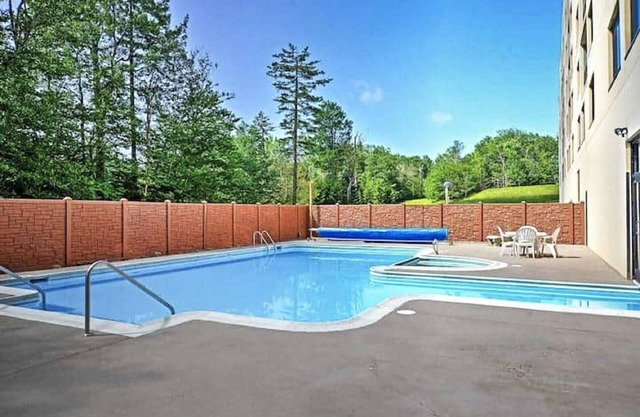 SC 2204: Adventure awaits! Cozy studio w/slope views! Pool+hot tub!