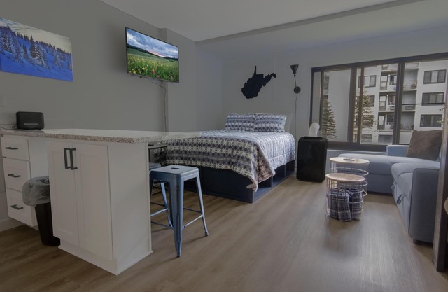 SC 2217: Renovated Studio w/courtyard views & pool! Perfect for summer!